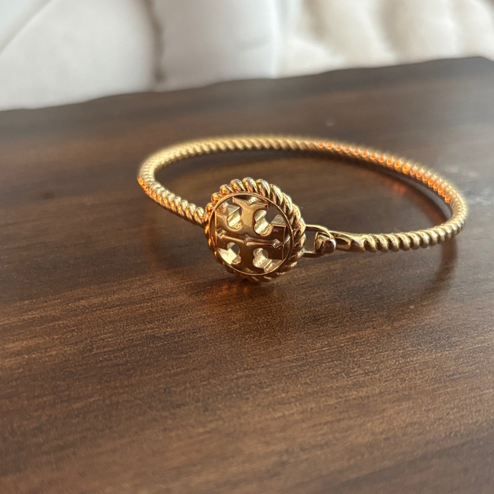 Elegant Gold Tory Burch Logo Hinged Clip
Bangle Bracelet - Picture 7 of 7